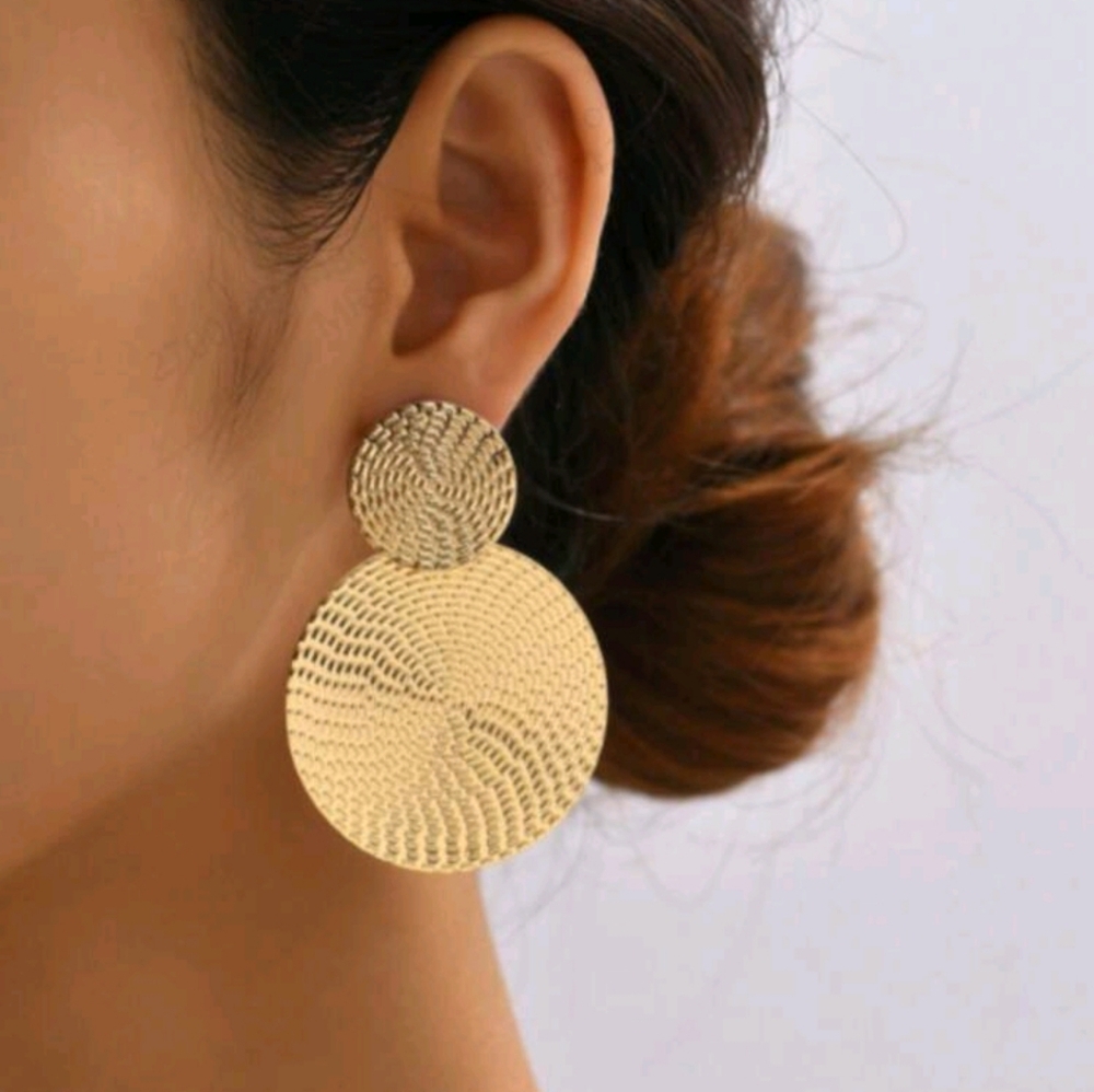 NWT, Elegant Gold Textured Drop Earrings